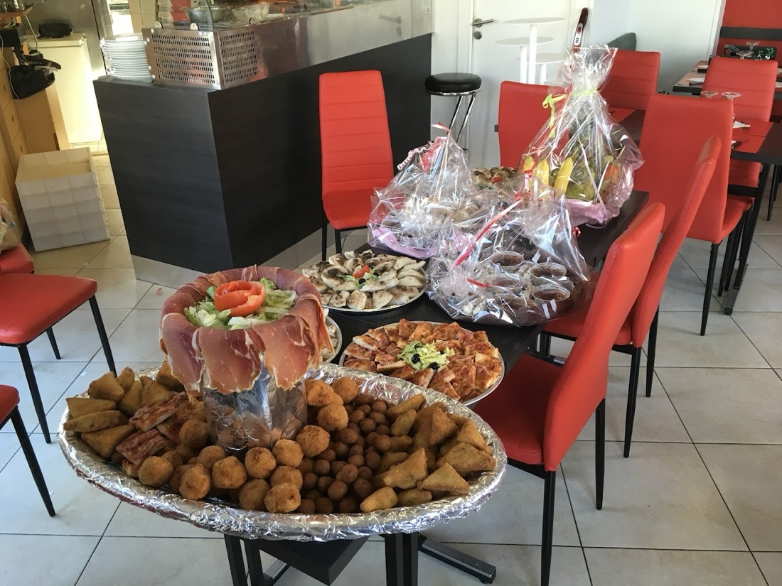 Buffet traiteur dressé : charcuterie, feuilletés et pizzas coupées