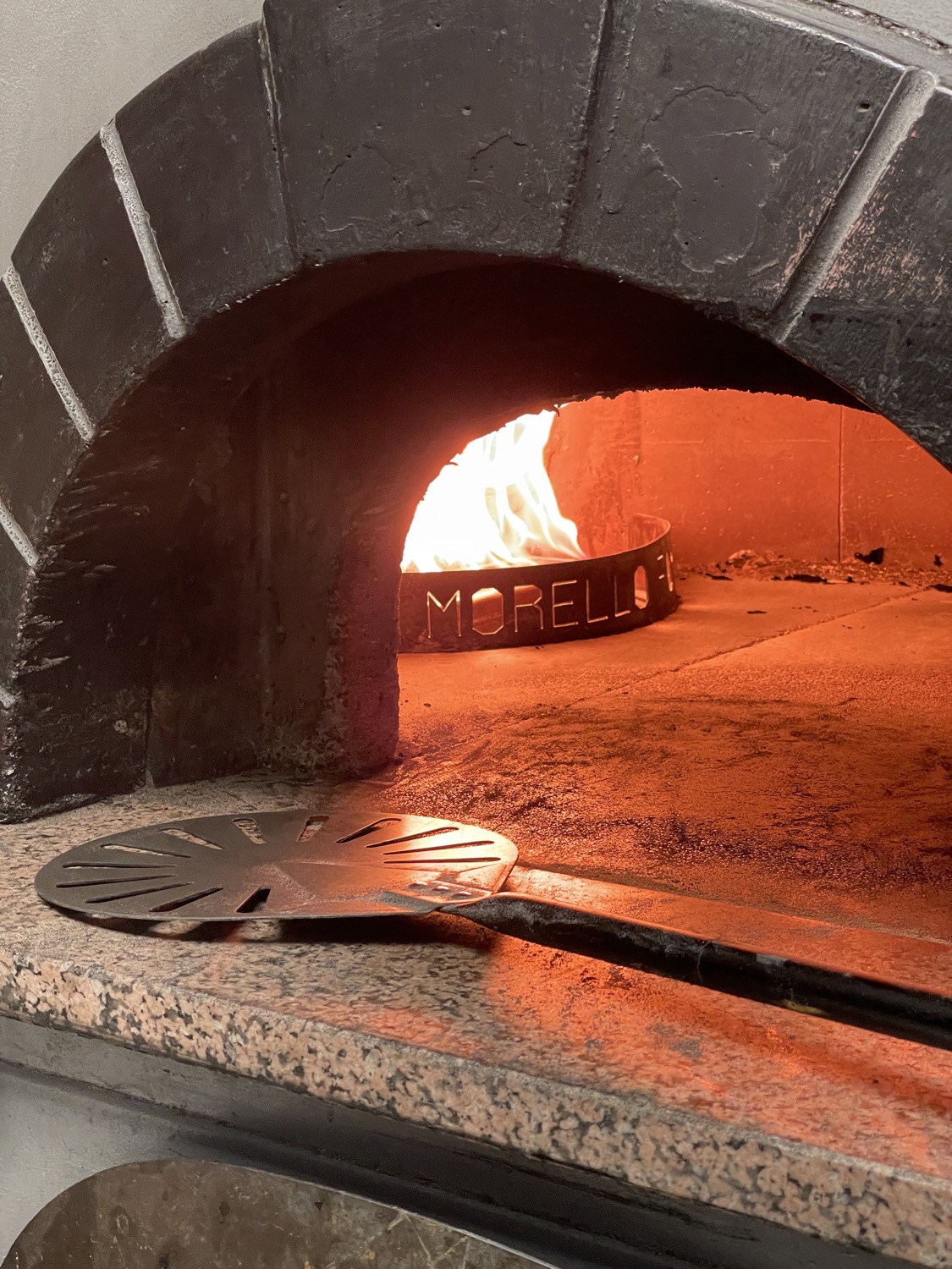 Le four à bois allumé du restaurant Pizza Sicilia, flammes vives